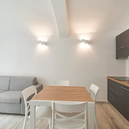 Am 8 - Bright & Large Flat With Ac *