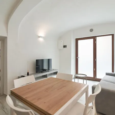 Apartman Am 8 - Bright & Large Flat With Ac